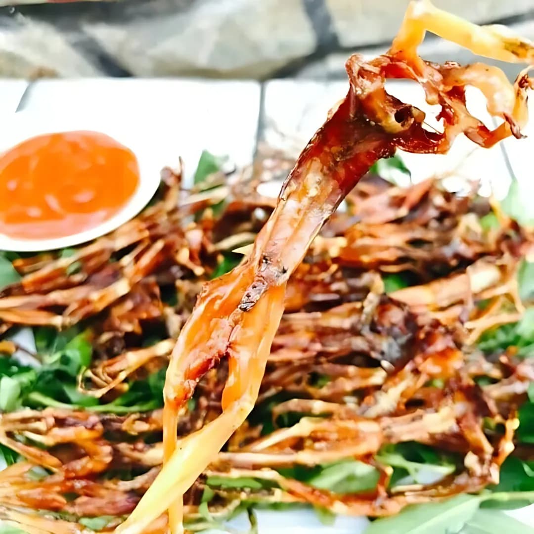 Khô nhái mồi nhậu - nhái chiên giòn chấm tương ớt trên bàn nhậu miền Tây