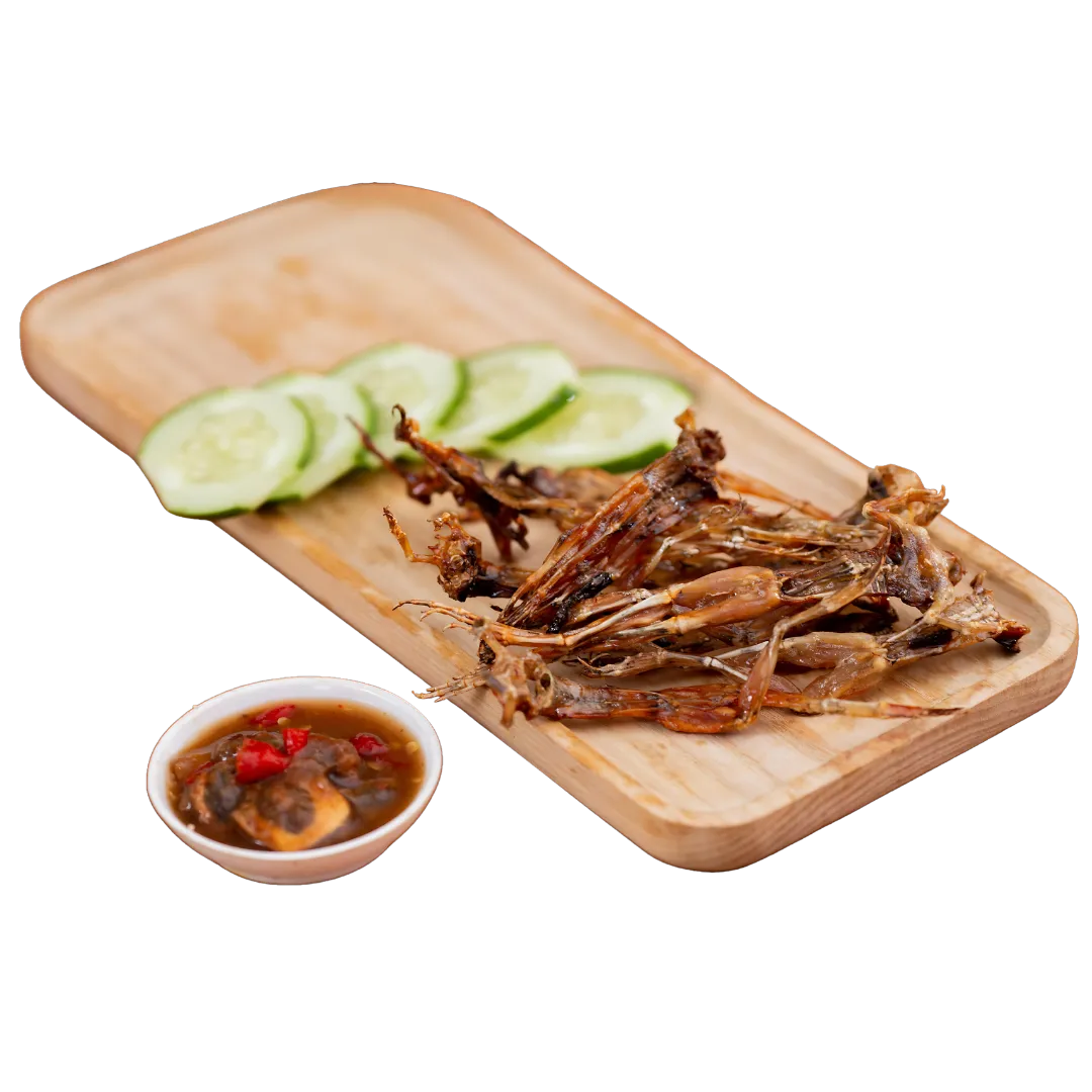 Khô nhái chiên giòn chấm mắm me trên thớt gỗ - thành quả xứng đáng